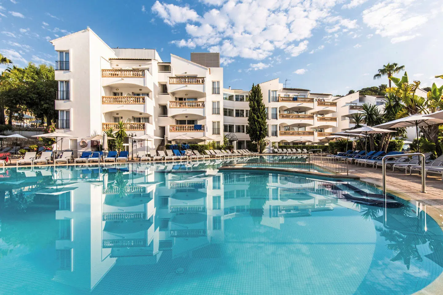 La Pérgola OUTDOOR_POOL