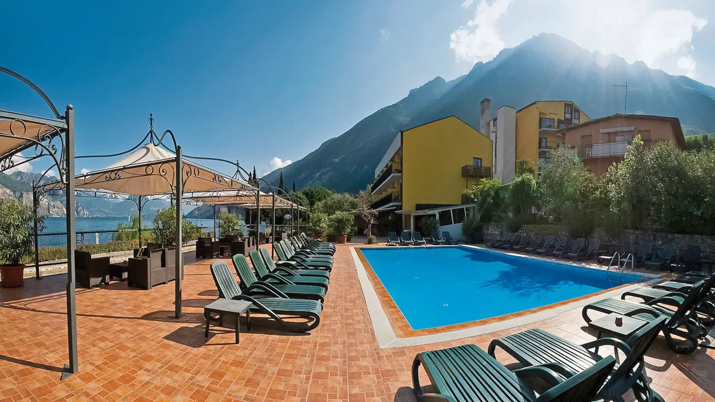 Sole Malcesine OUTDOOR_POOL