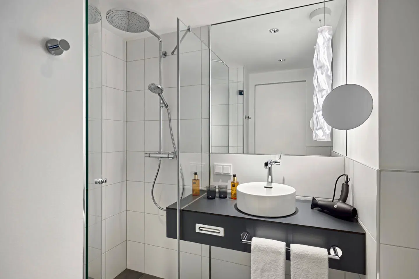 Essential by Dorint Düsseldorf Deiker Höfe Badezimmer