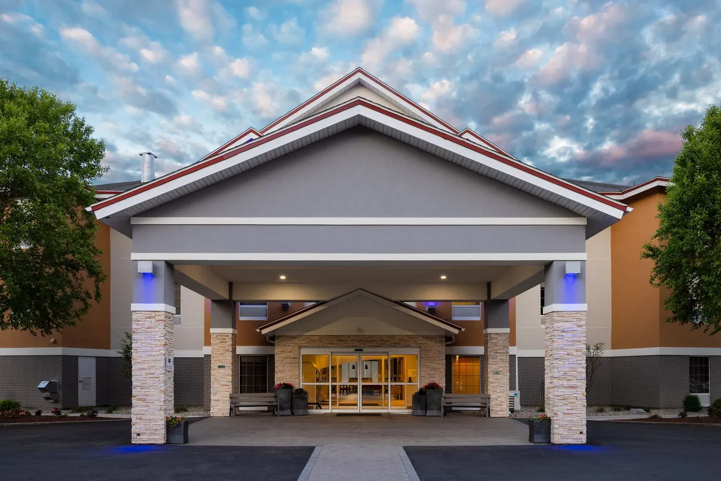 Holiday Inn Express Brattleboro EXTERIOR