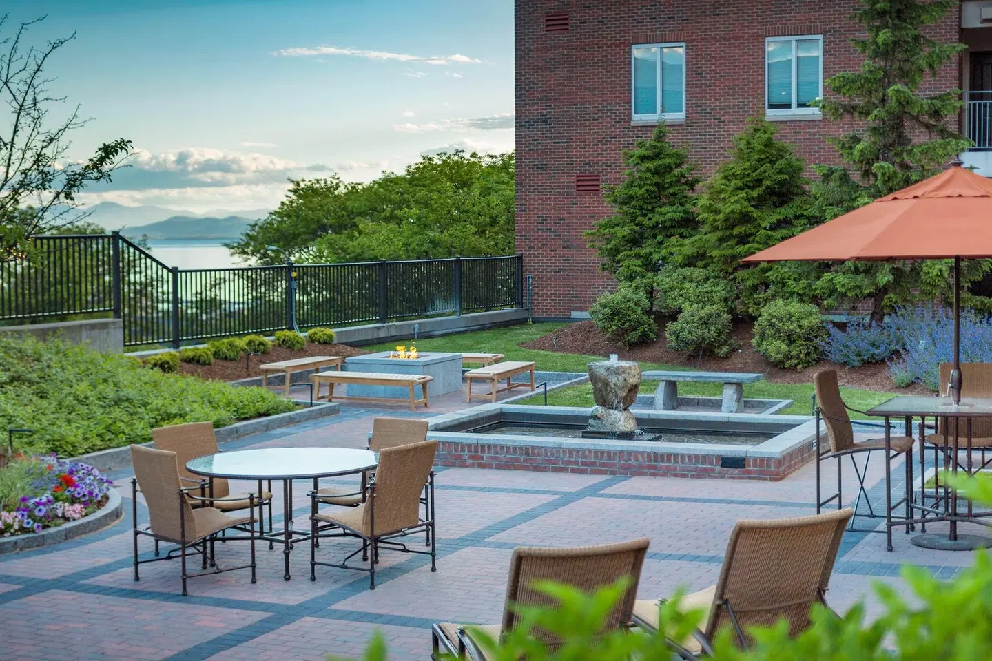 Courtyard by Marriott Burlington Harbor Terrasse