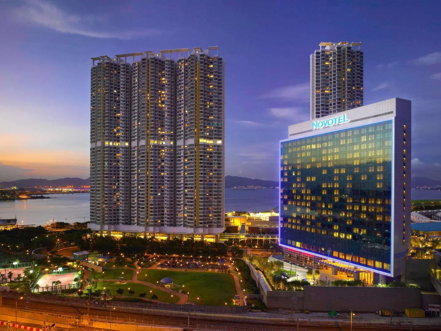 Novotel Hong Kong Citygate Hotel EXTERIOR