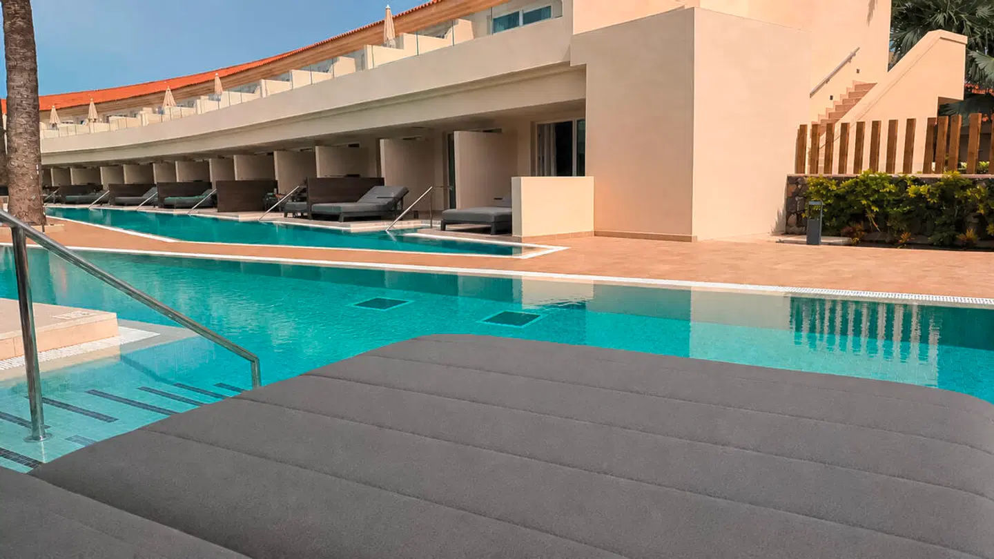 HD Lobos Natura Emblem Collection Adults Only OUTDOOR_POOL