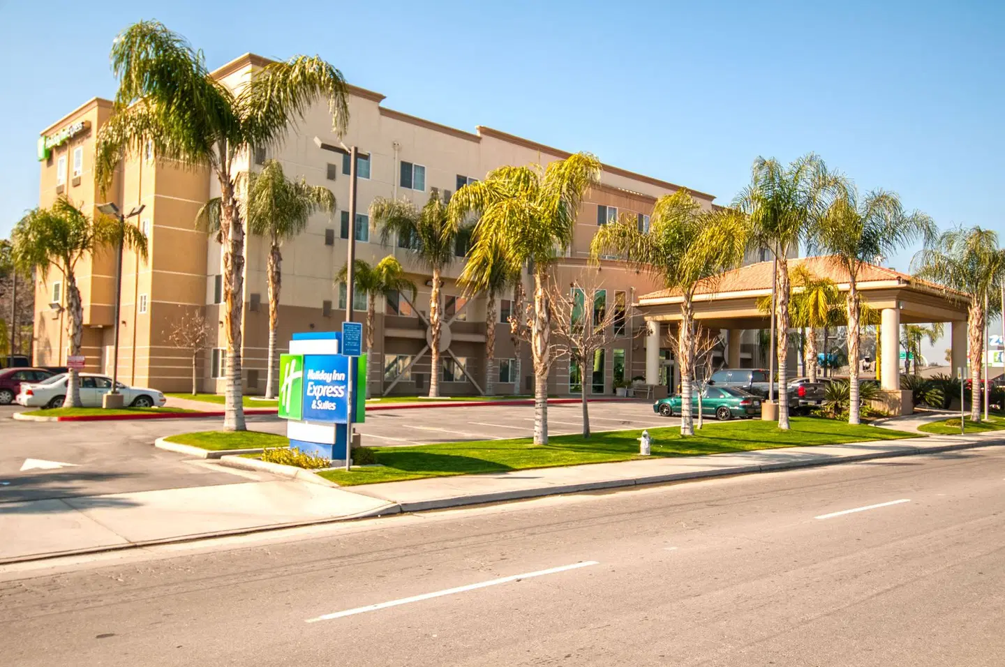 Holiday Inn Express & Suites Bakersfield Central by IHG EXTERIOR