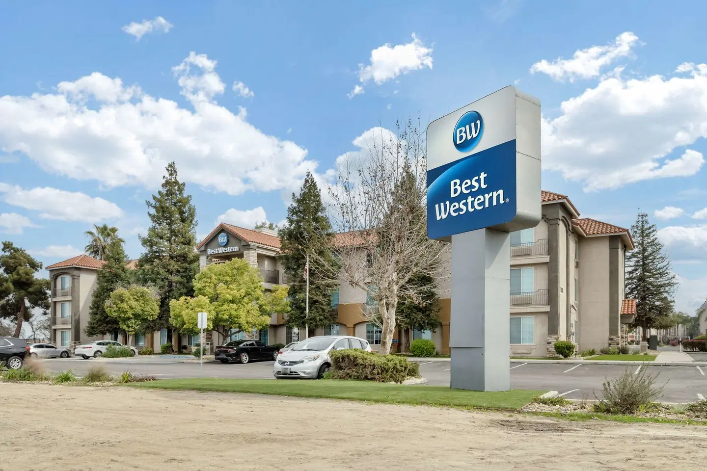 Best Western Visalia Hotel EXTERIOR