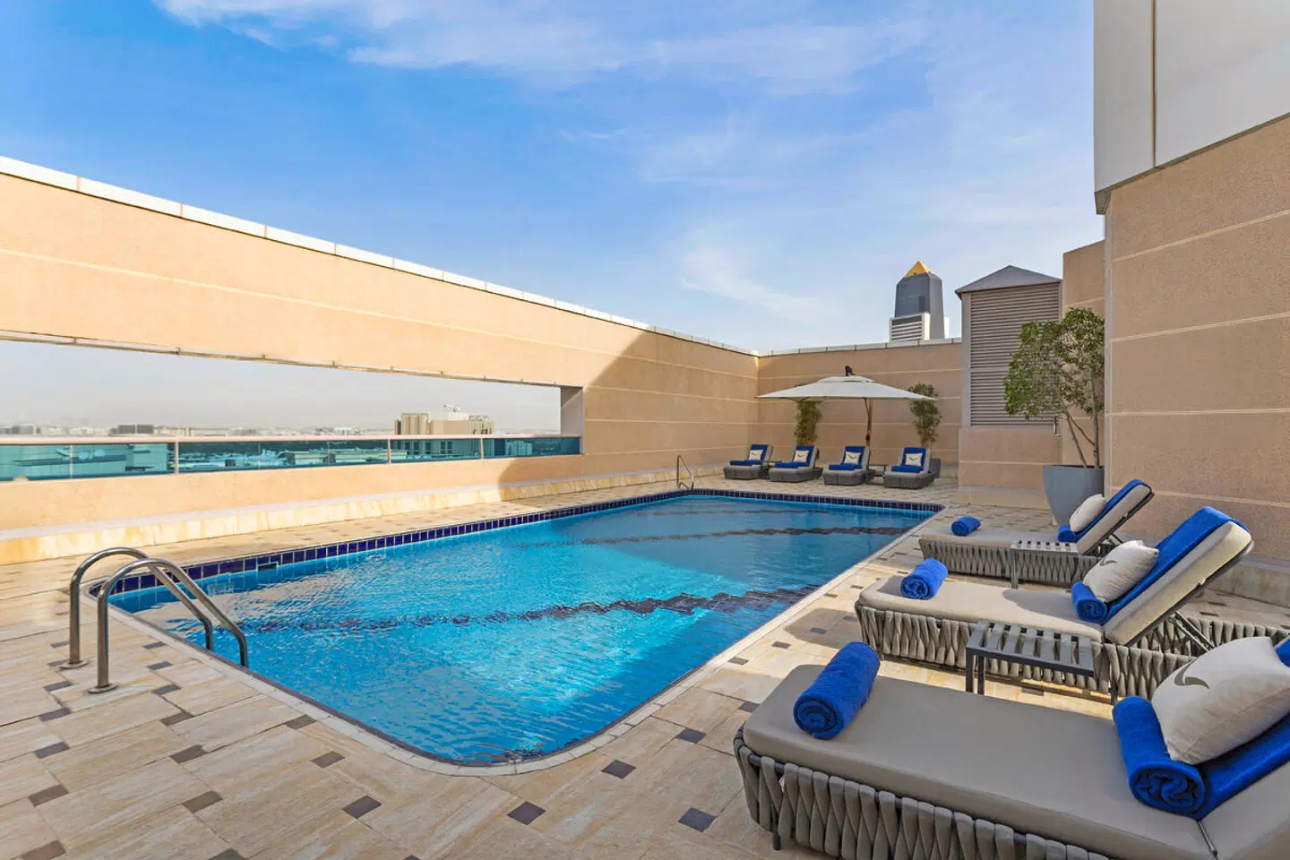 Mövenpick Hotel & Apartments Bur Dubai OUTDOOR_POOL