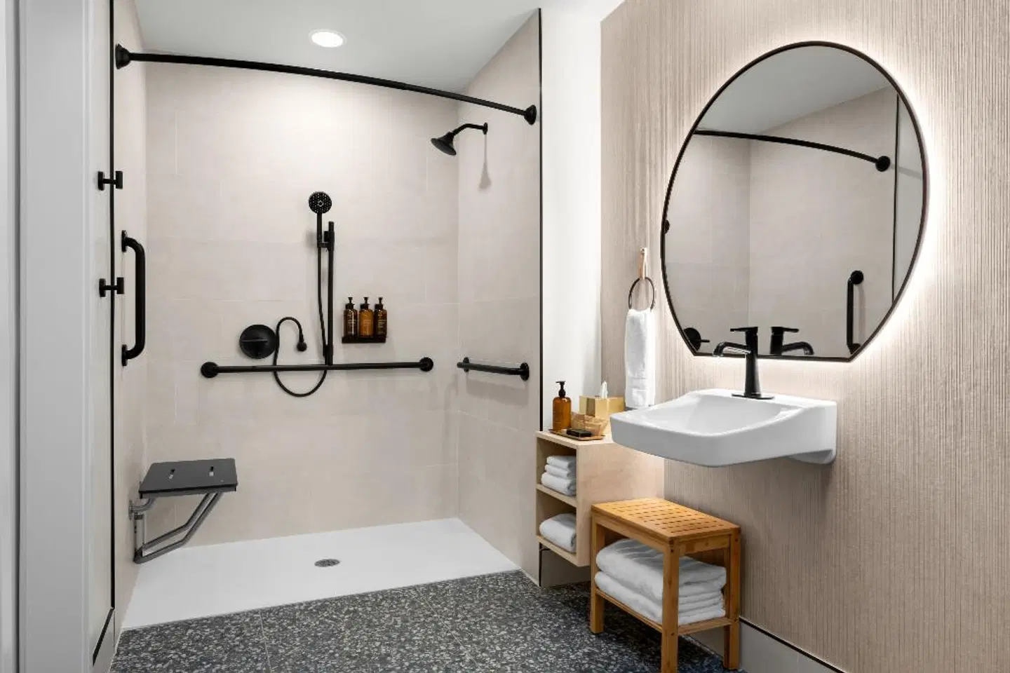 The Inelle, Oakhurst Yosemite, A Tribute Portfolio Hotel Badezimmer