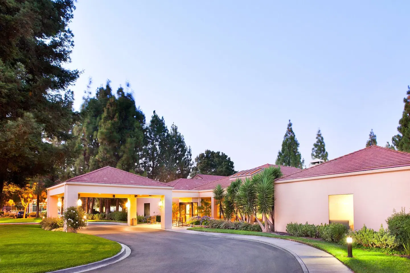 Courtyard by Marriott Pleasanton EXTERIOR