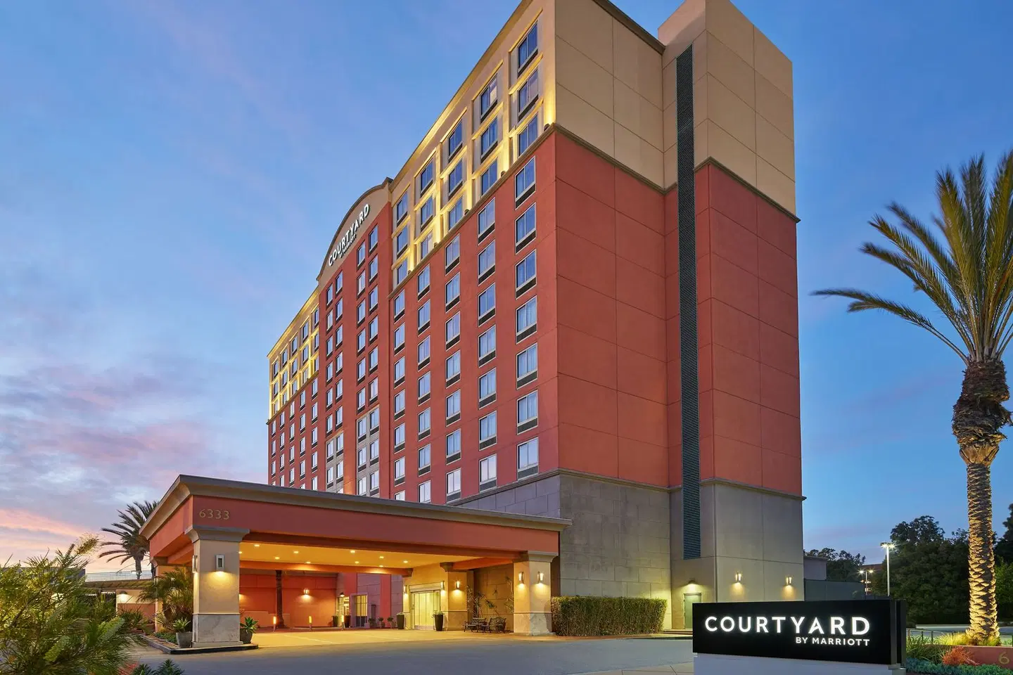Courtyard by Marriott Los Angeles Westside EXTERIOR