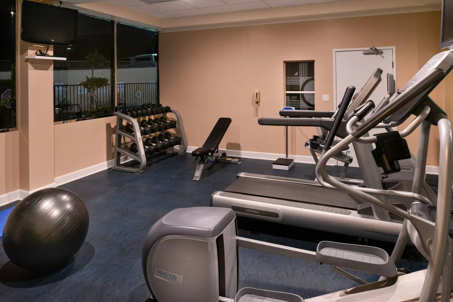 Holiday Inn Express & Suites Pasadena-Colorado Blvd. by IHG SPORTS_AND_LEISURE