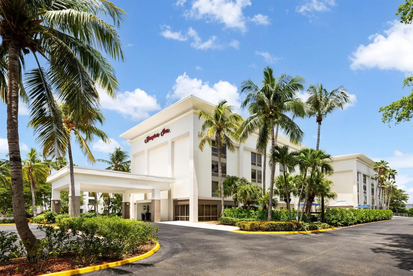 Hampton Inn Naples-Central EXTERIOR