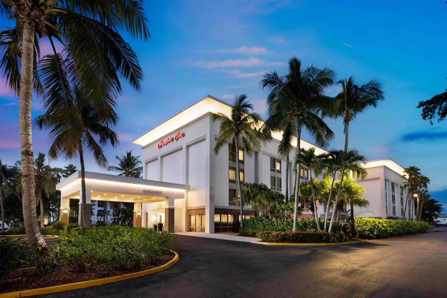 Hampton Inn Naples-Central EXTERIOR