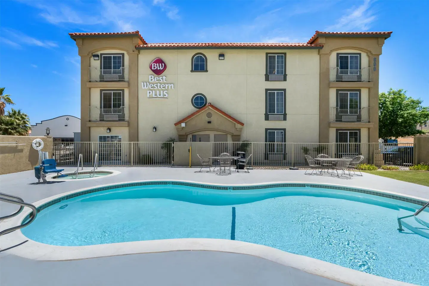 Best Western Plus John Jay Inn & Suites OUTDOOR_POOL