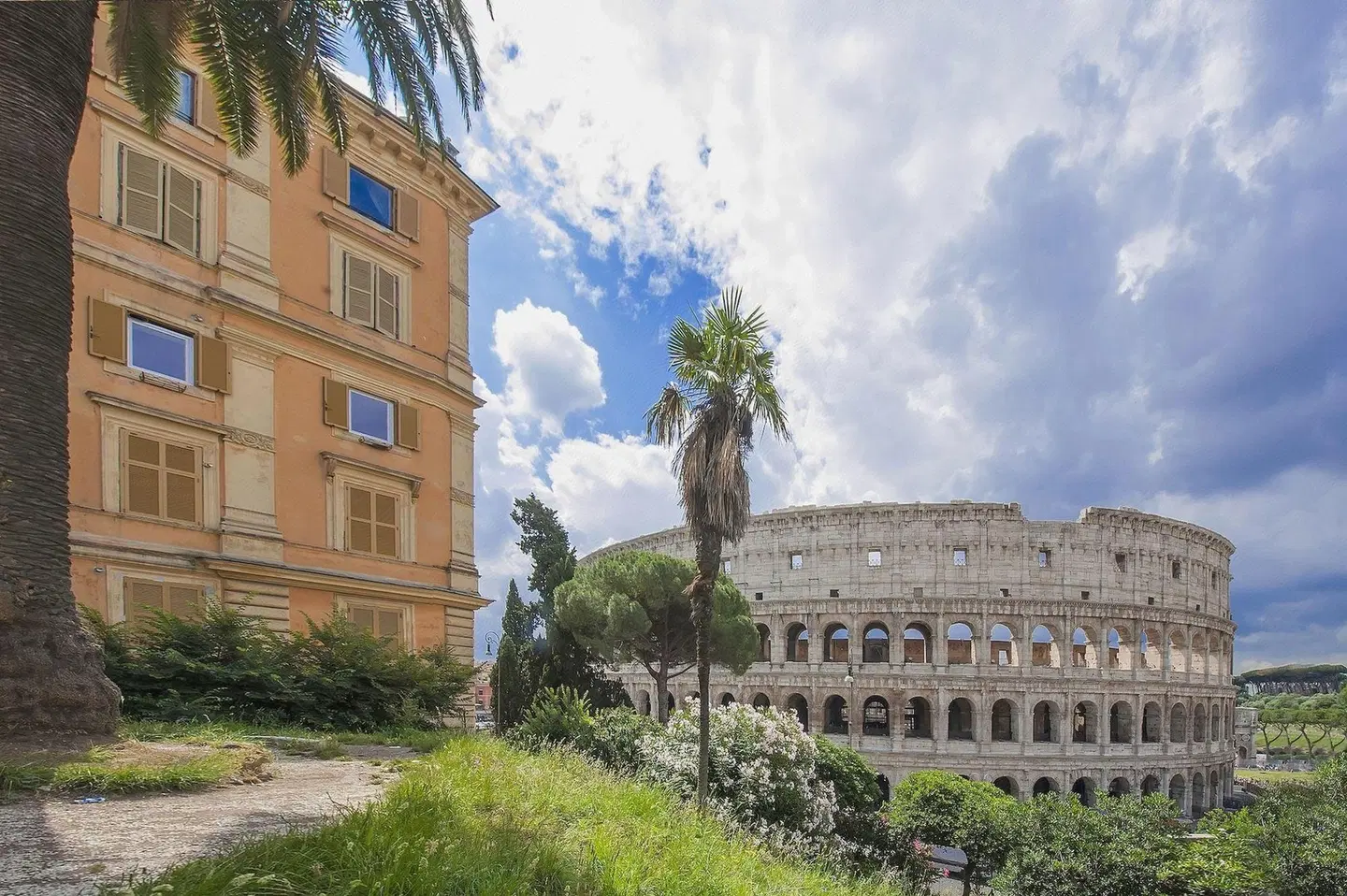 Colosseum Corner EXTERIOR
