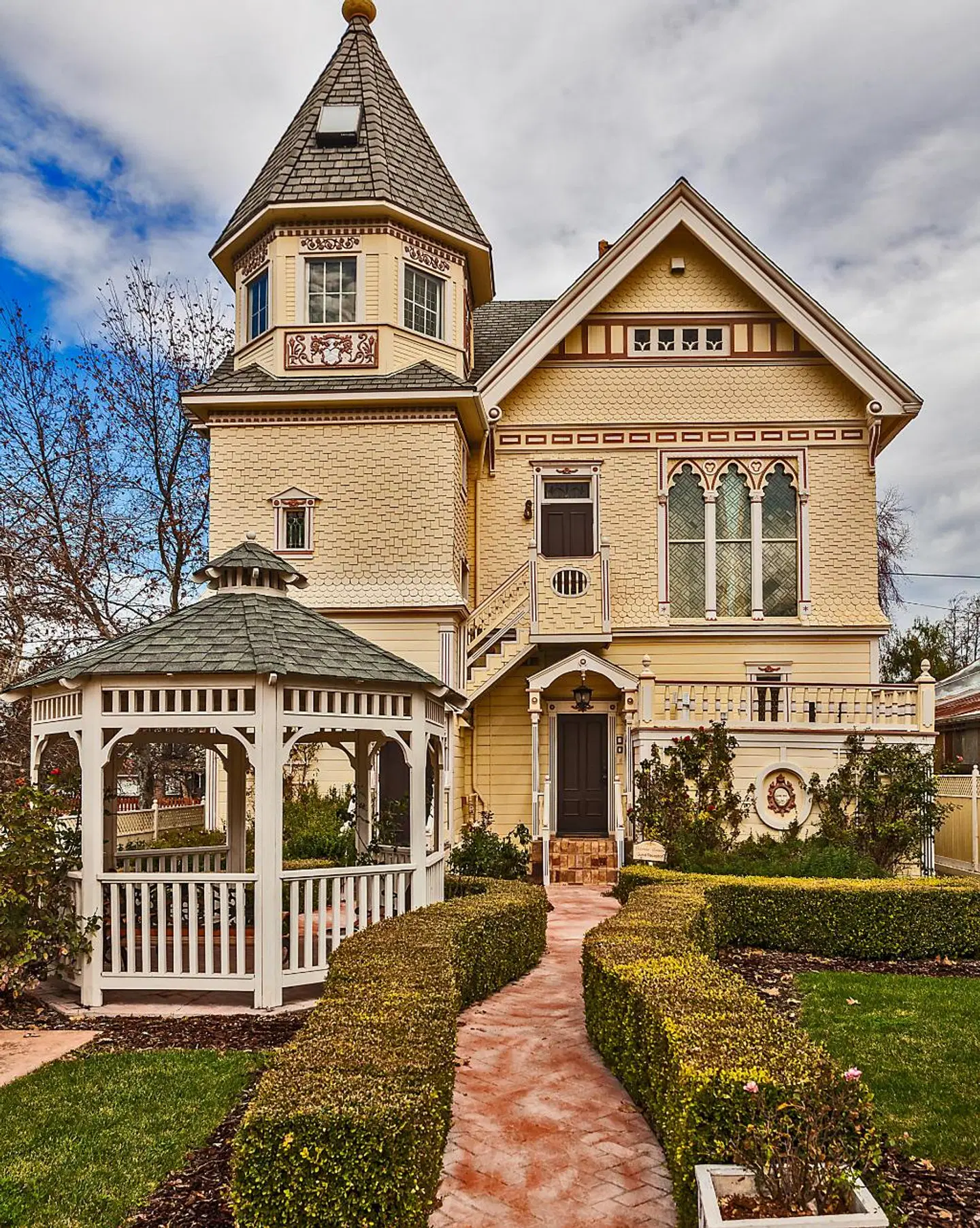 Victorian Mansion At Los Alamos EXTERIOR