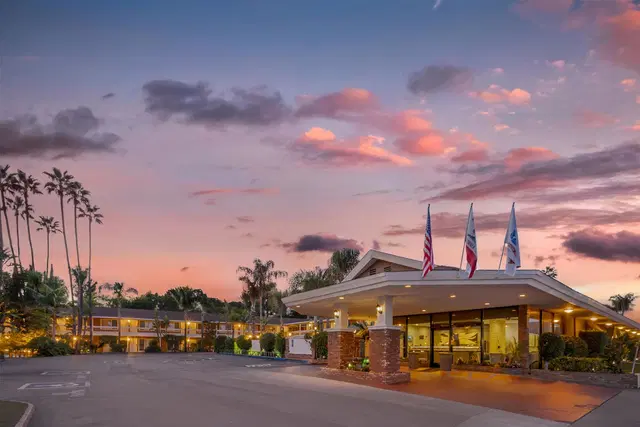 Best Western PLUS Carriage Inn EXTERIOR