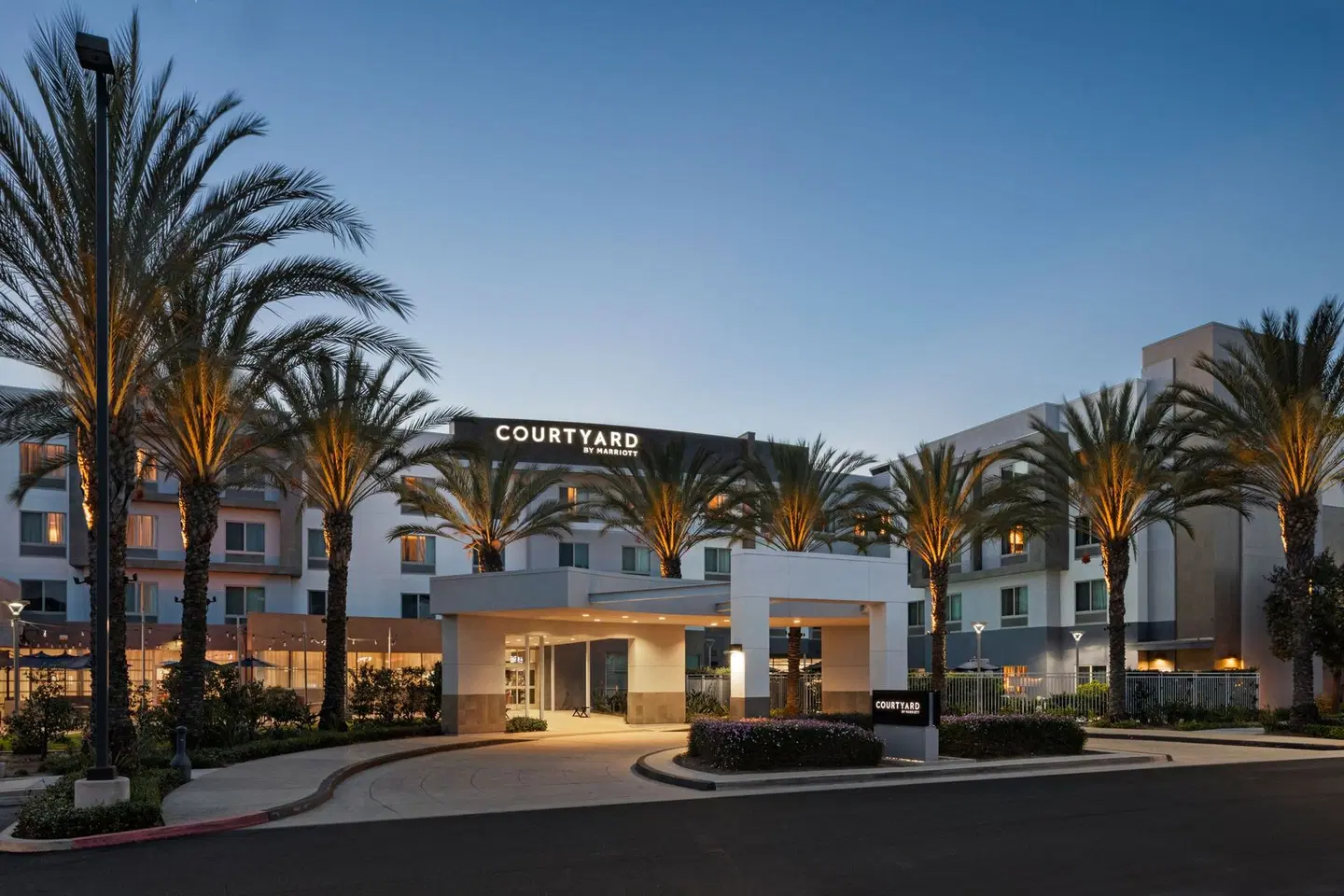 Courtyard by Marriott Long Beach Airport EXTERIOR