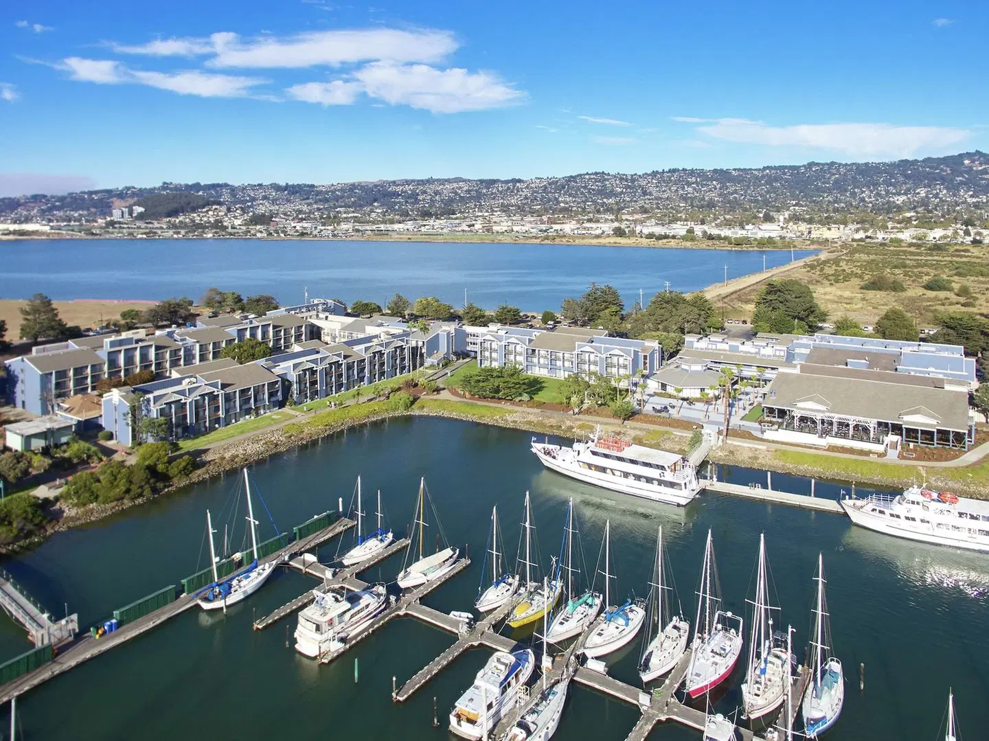 DoubleTree by Hilton Berkeley Marina OUTDOOR_POOL