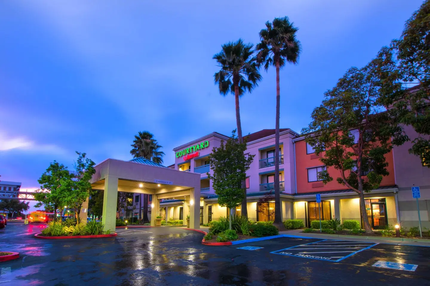 Courtyard by Marriott Oakland Airport EXTERIOR