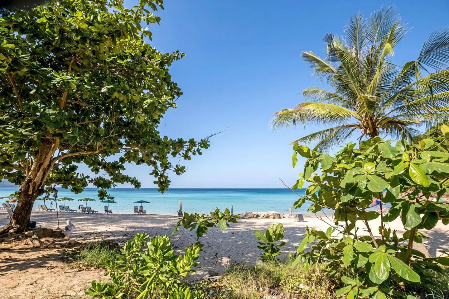 Outrigger Surin Beach Resort Strand