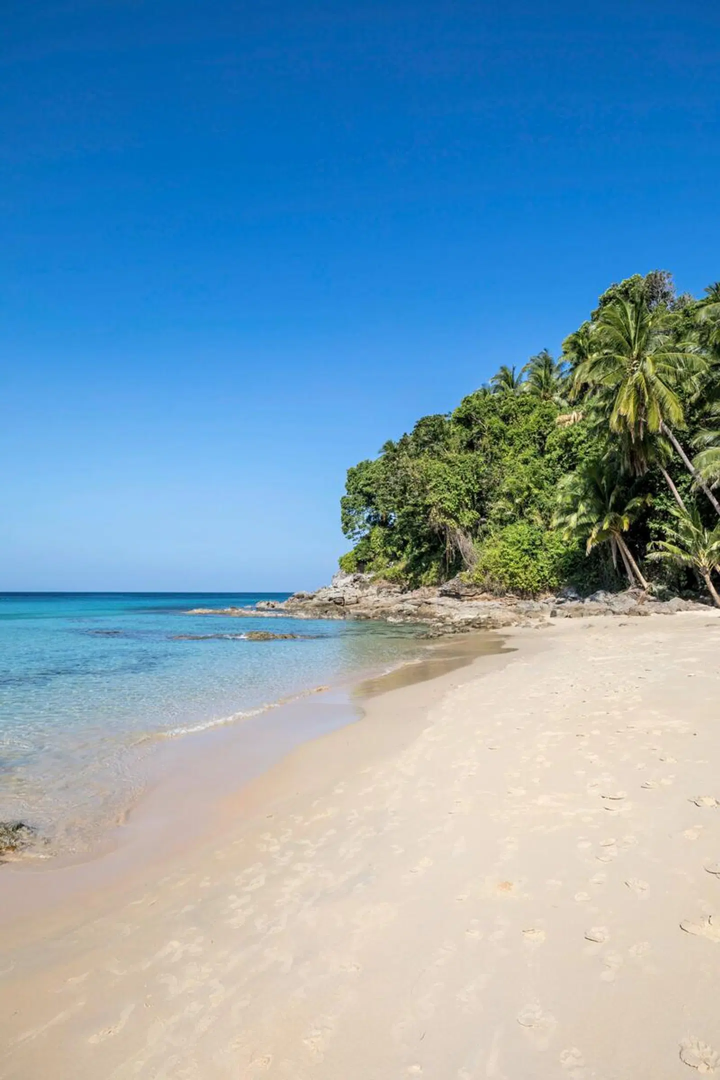 Outrigger Surin Beach Resort Strand