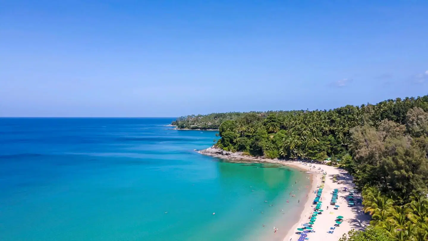 Outrigger Surin Beach Resort Strand