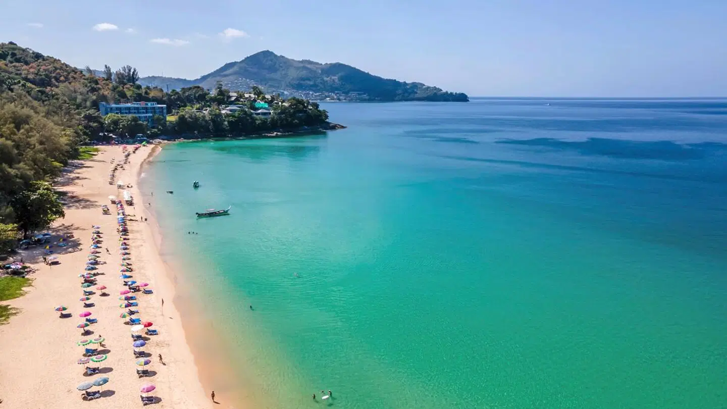 Outrigger Surin Beach Resort Strand