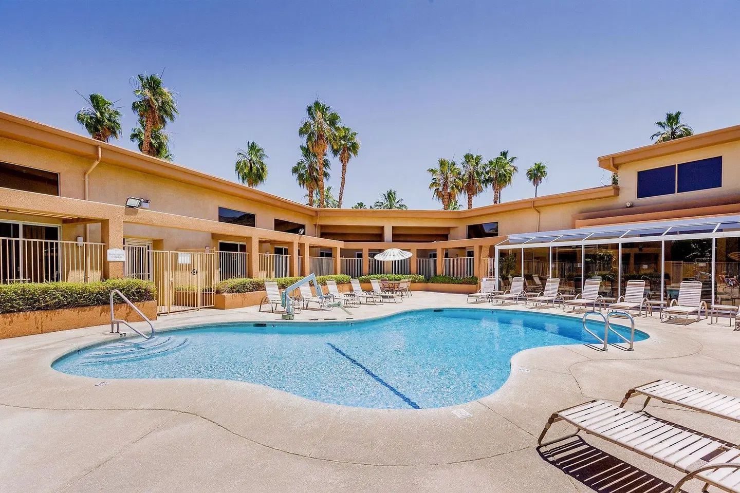 WorldMark Palm Springs - Plaza Resort and Spa OUTDOOR_POOL
