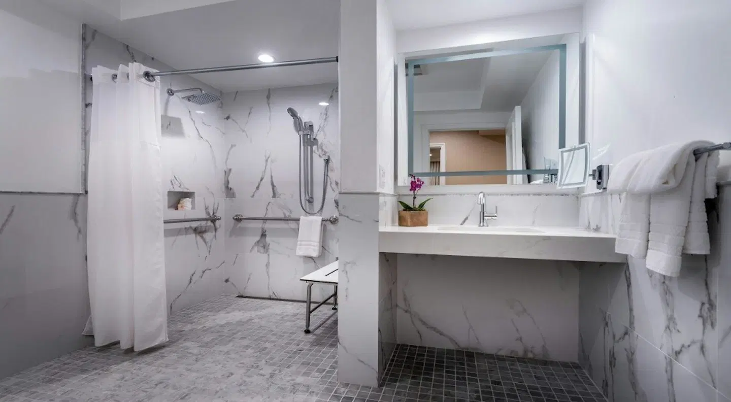 Beverly Hills Plaza Hotel Badezimmer