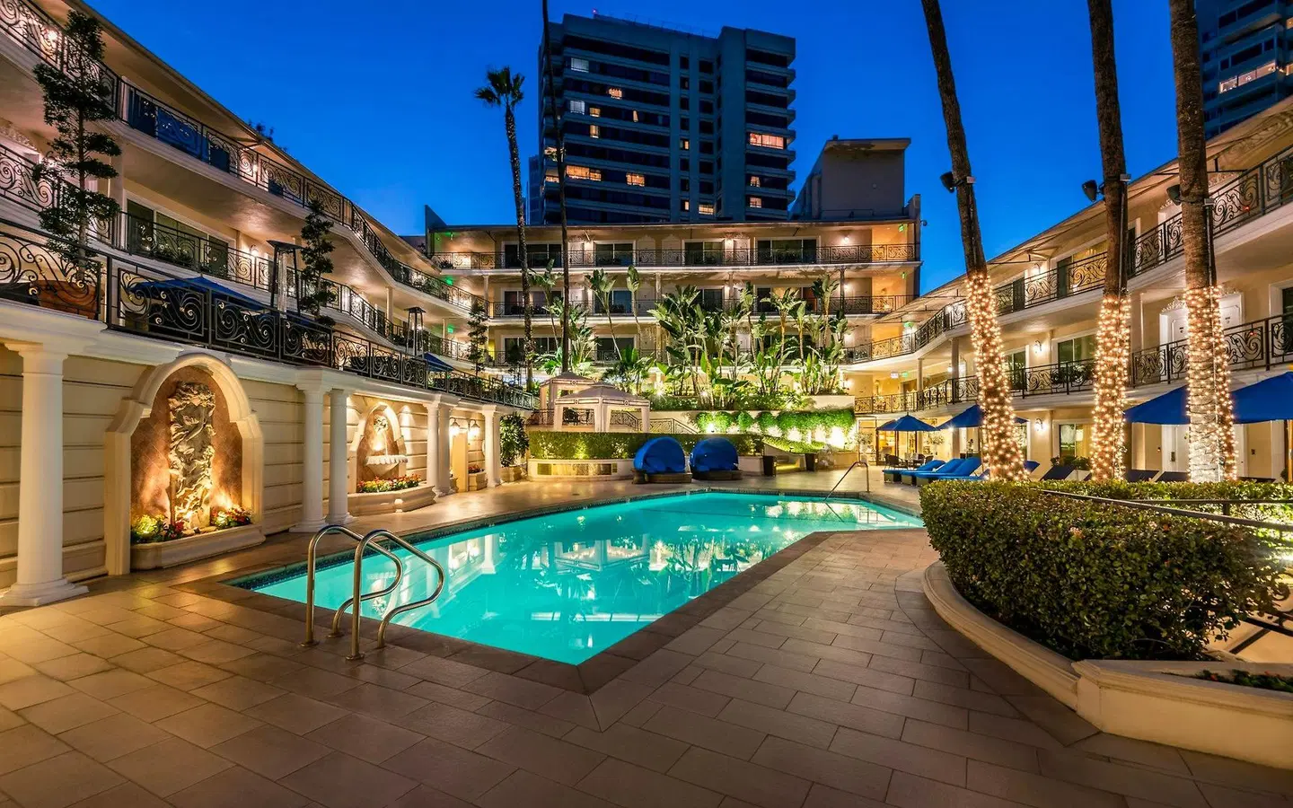 Beverly Hills Plaza Hotel OUTDOOR_POOL
