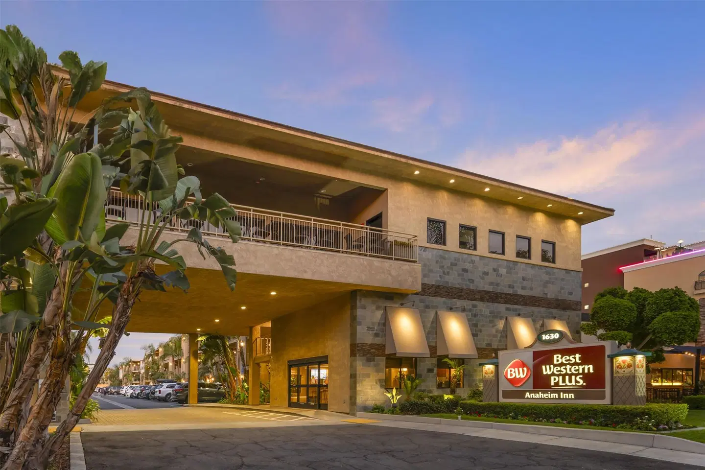 Best Western PLUS Anaheim Inn EXTERIOR