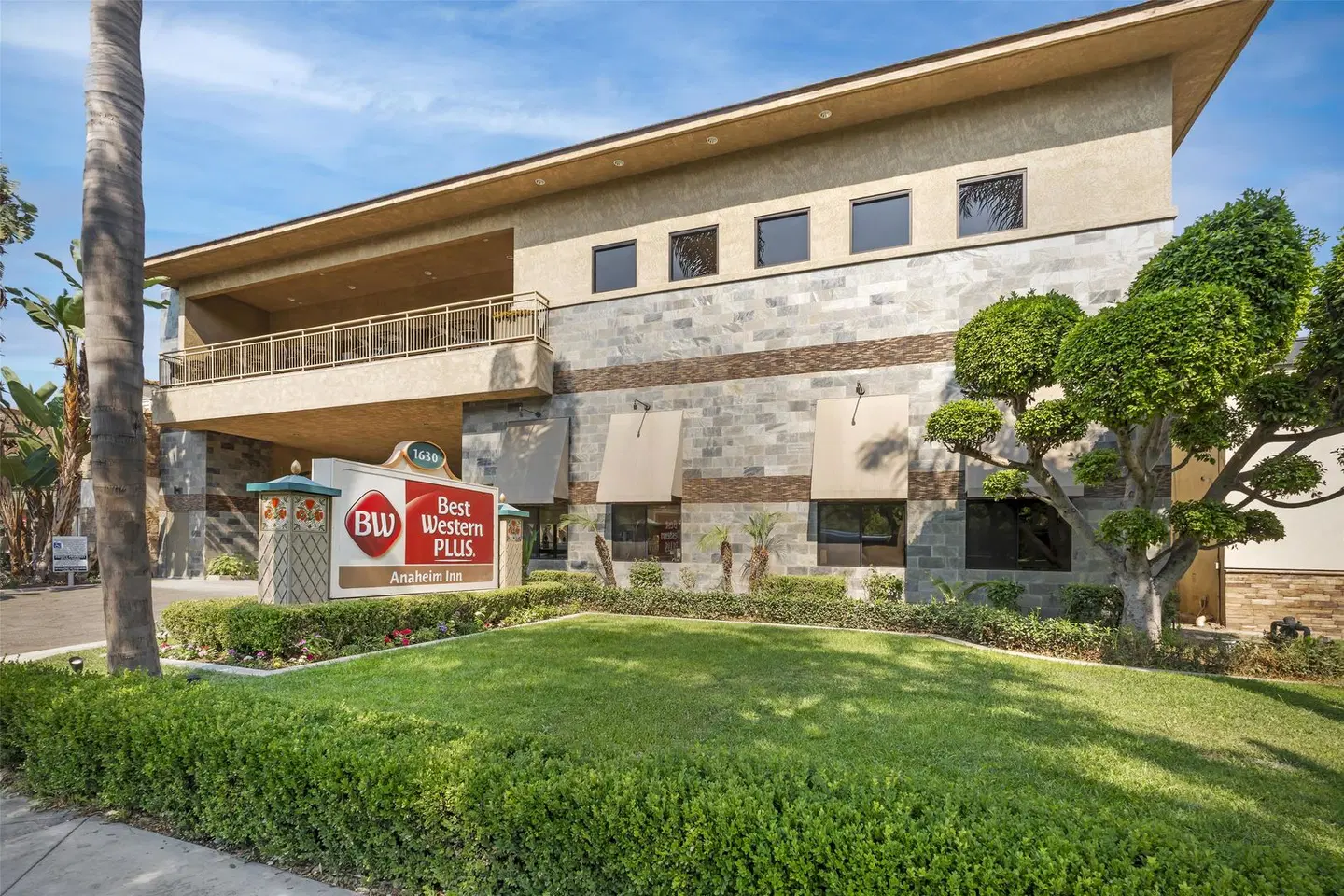 Best Western PLUS Anaheim Inn EXTERIOR