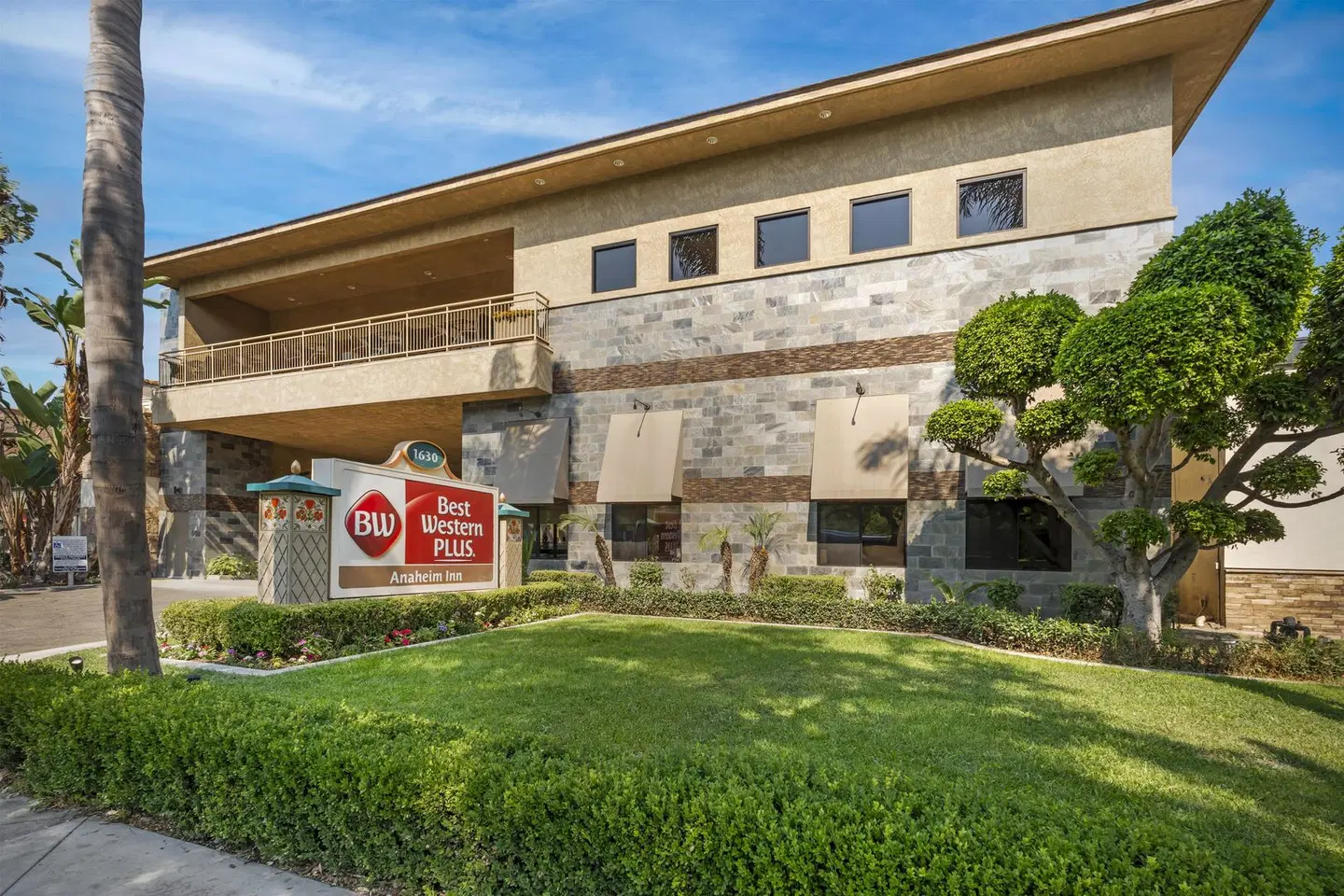 Best Western PLUS Anaheim Inn EXTERIOR