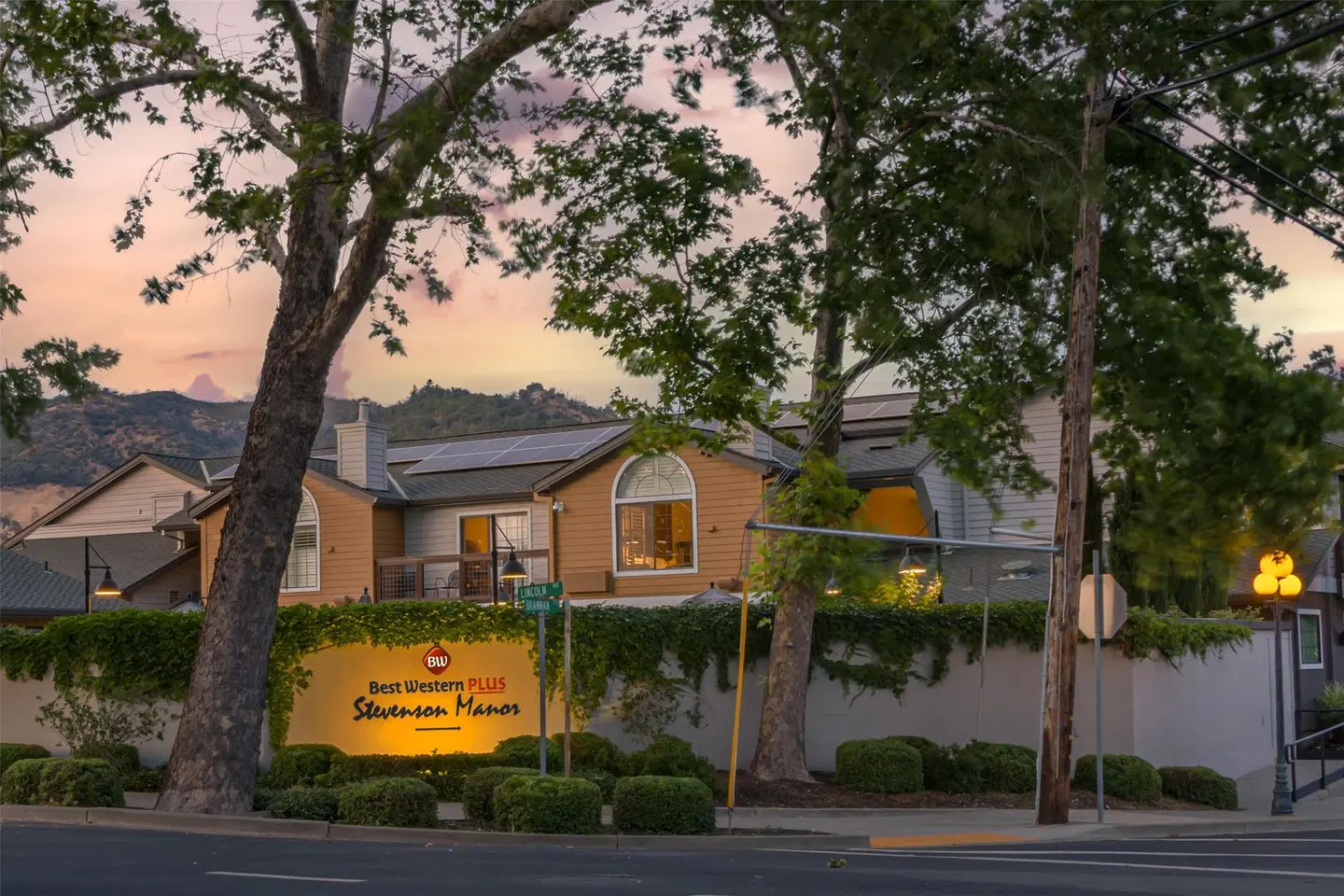 Best Western PLUS Stevenson Manor EXTERIOR