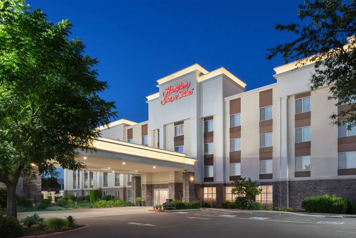 Hampton Inn & Suites Fresno EXTERIOR