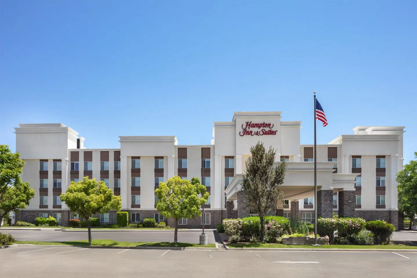 Hampton Inn & Suites Fresno EXTERIOR