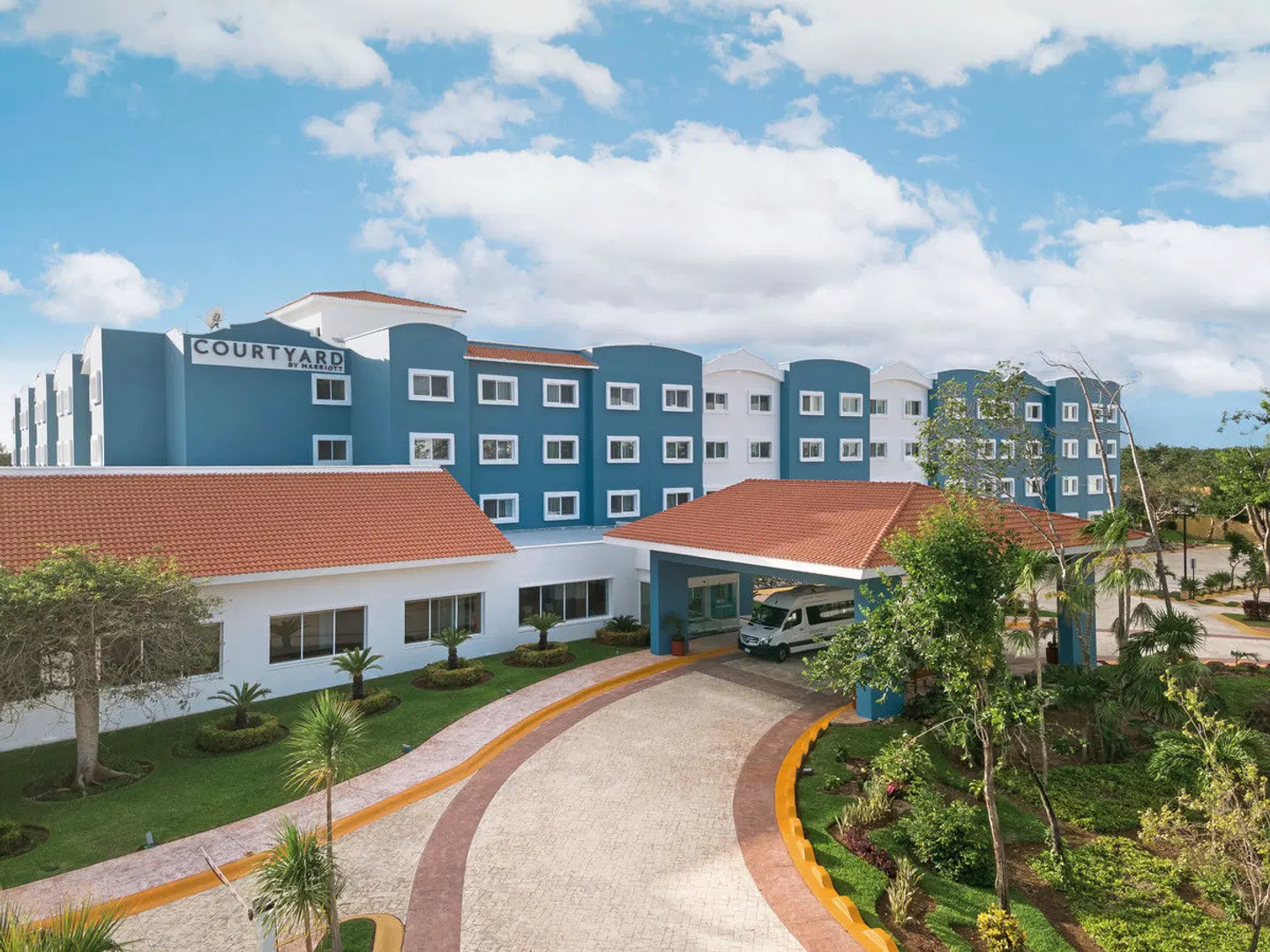 Courtyard Cancun Airport by Marriott EXTERIOR