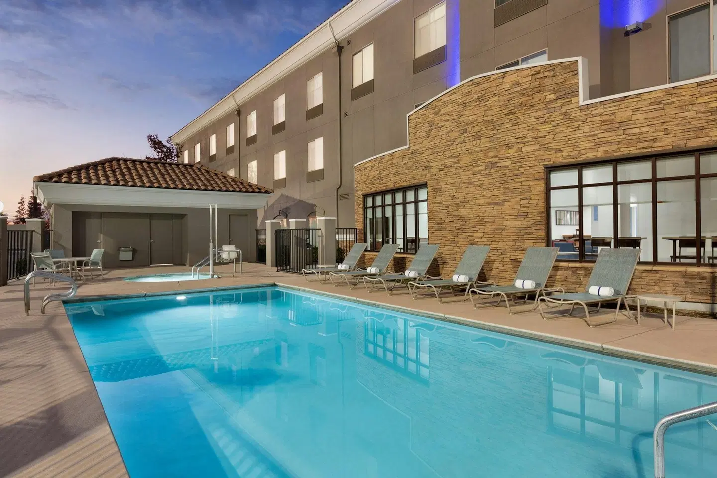 Holiday Inn Express & Suites Merced - Yosemite Natl Pk Area by IHG OUTDOOR_POOL