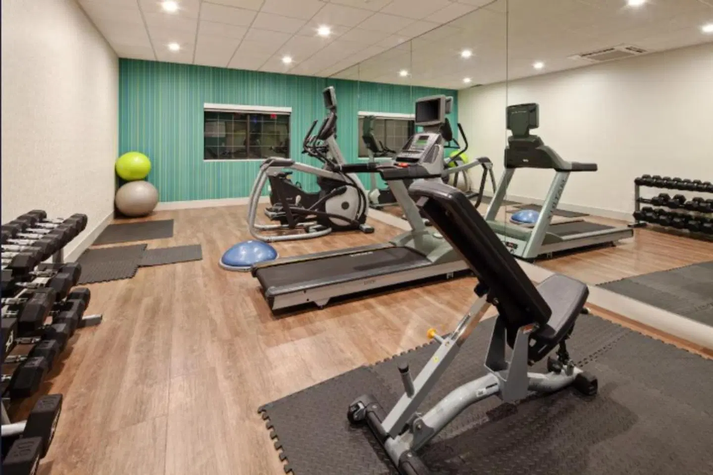 Holiday Inn Express & Suites Rancho Mirage - Palm Spgs Area by IHG SPORTS_AND_LEISURE