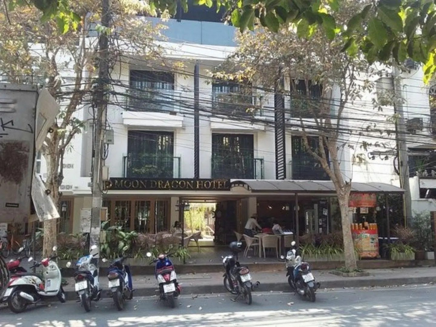 Moon Dragon Hotel EXTERIOR