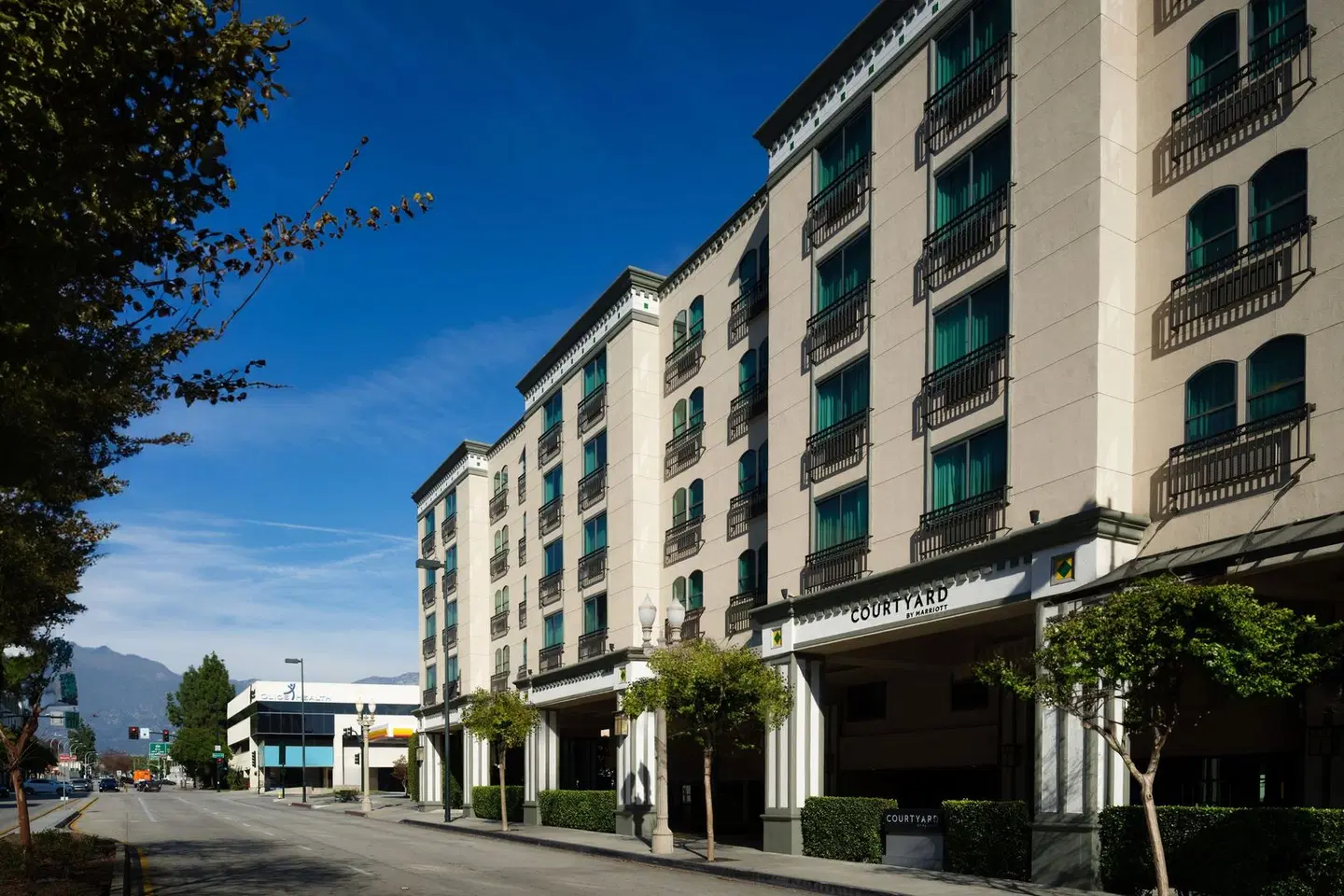 Courtyard by Marriott Los Angeles Pasadena/Old Town EXTERIOR