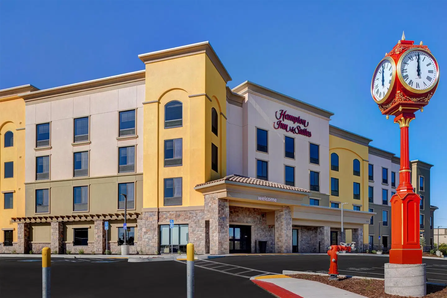 Hampton Inn & Suites Marina EXTERIOR