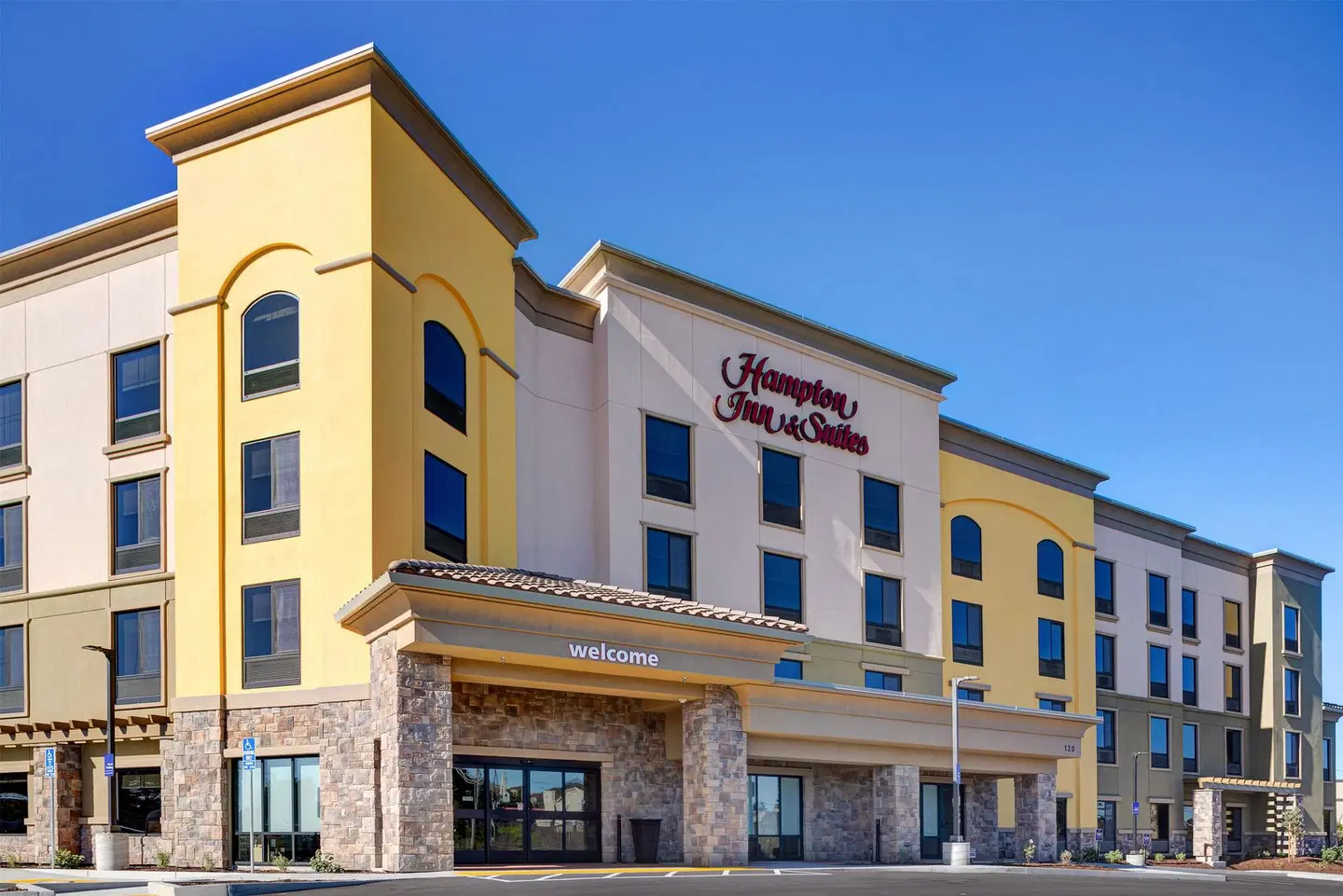 Hampton Inn & Suites Marina EXTERIOR
