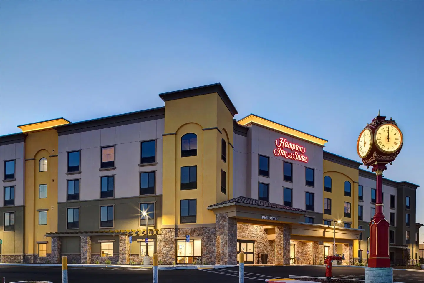 Hampton Inn & Suites Marina EXTERIOR
