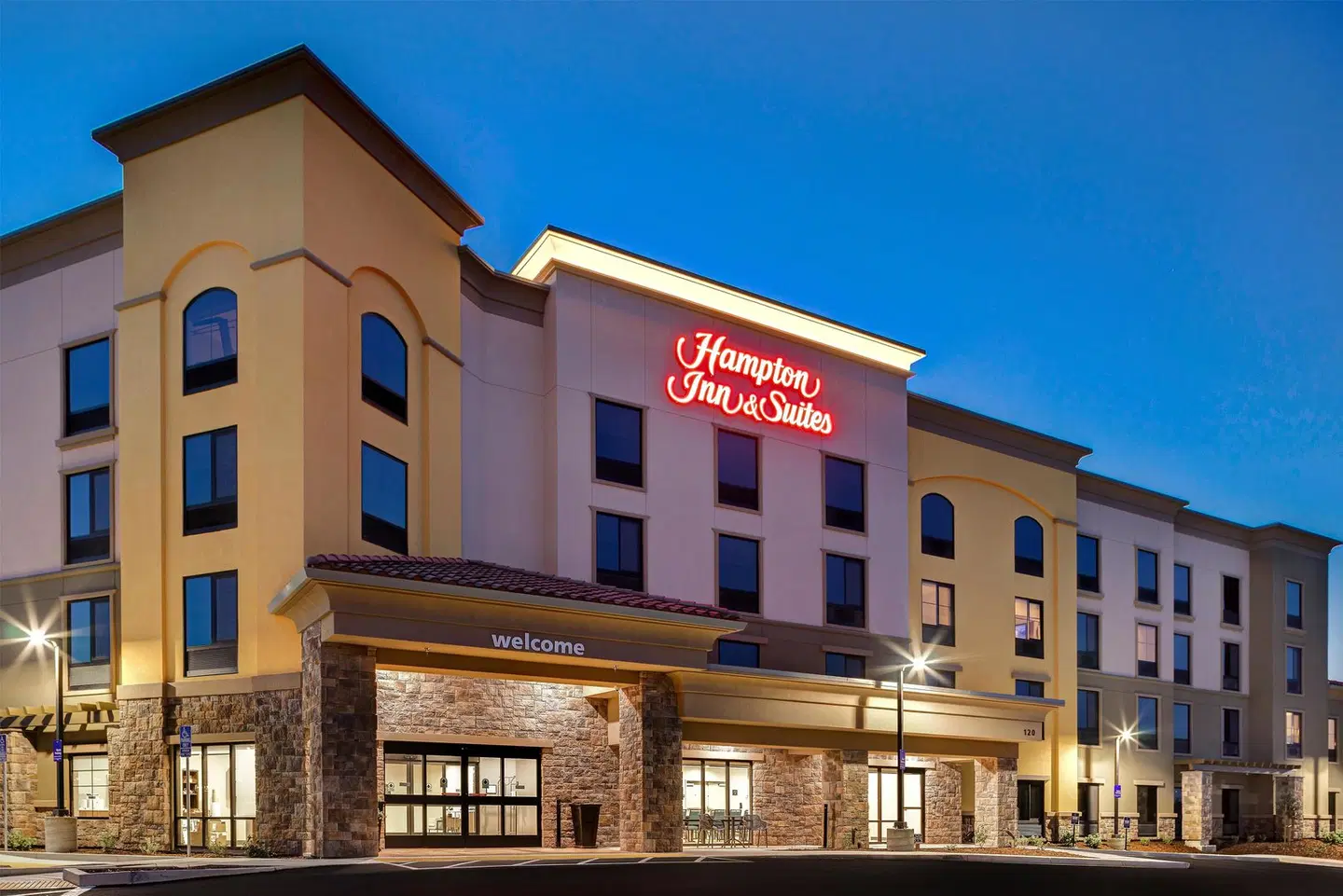 Hampton Inn & Suites Marina EXTERIOR