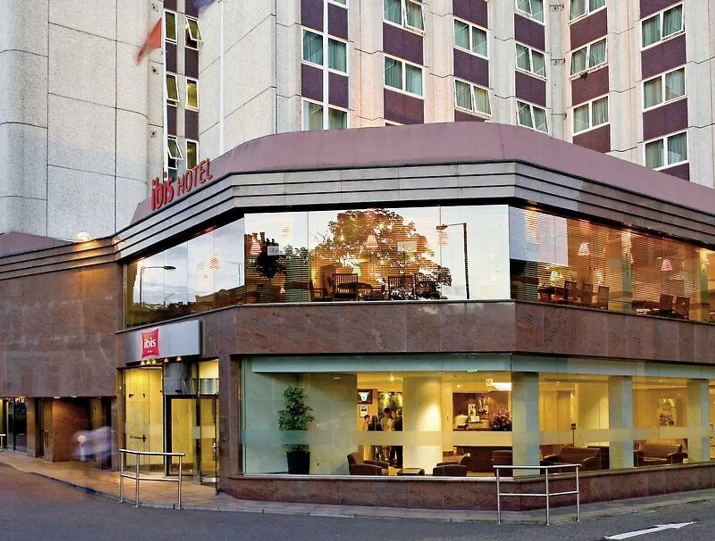 Ibis London Earls Court EXTERIOR