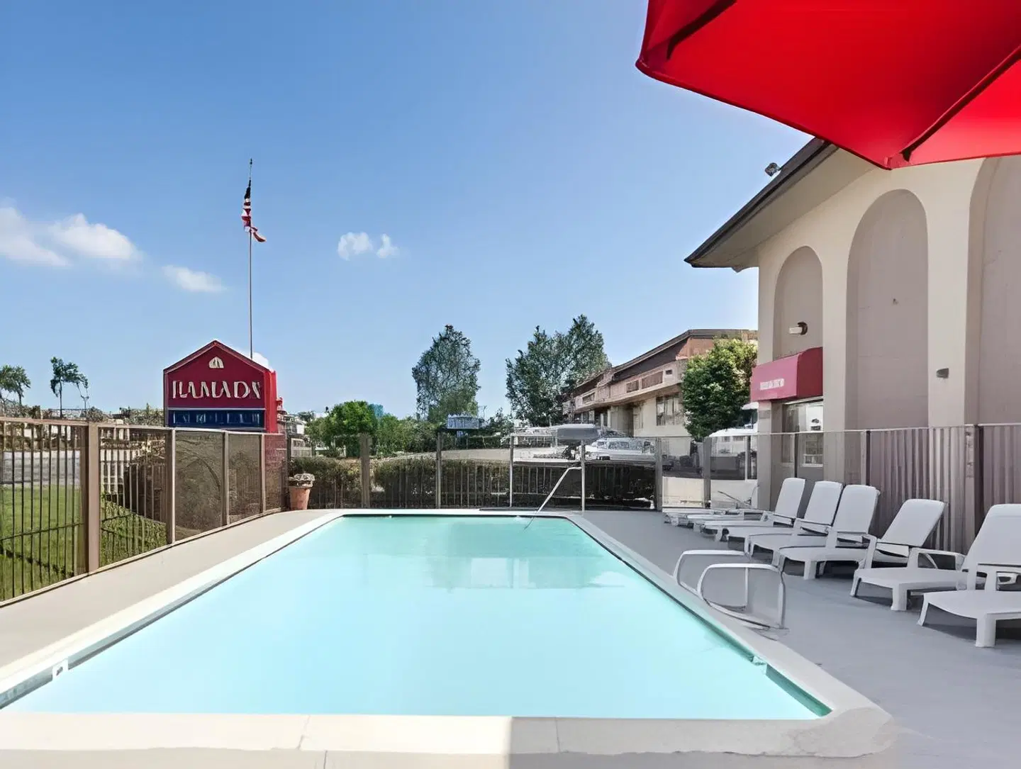 Days Inn by Wyndham San Marcos OUTDOOR_POOL