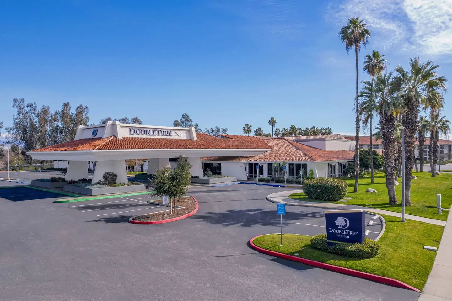 DoubleTree by Hilton Bakersfield EXTERIOR