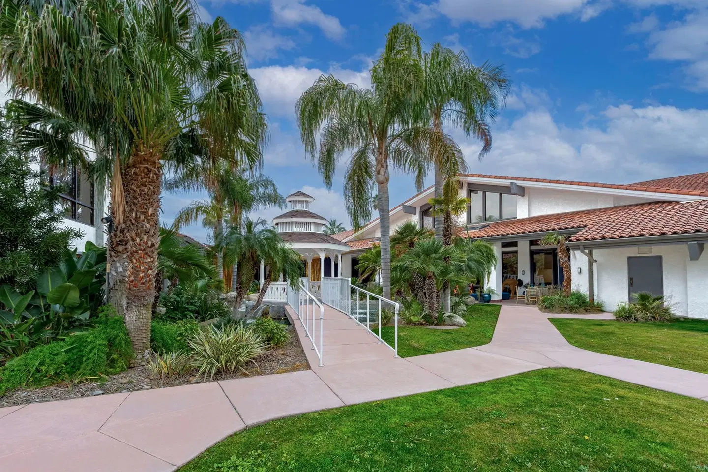 DoubleTree by Hilton Bakersfield EXTERIOR