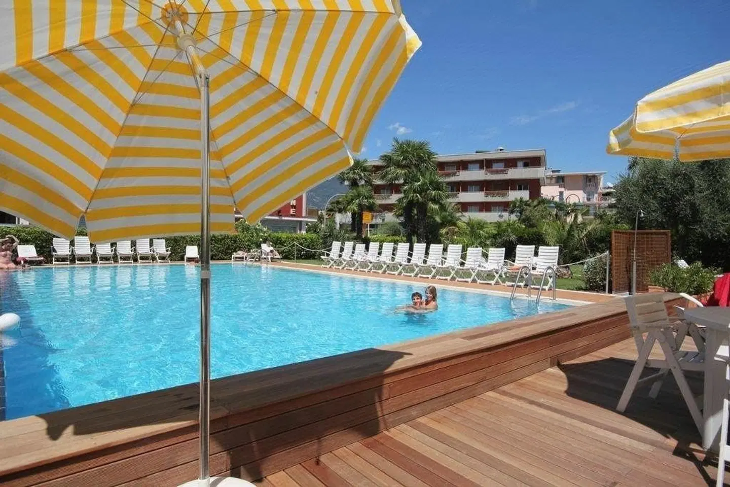 Riviera OUTDOOR_POOL